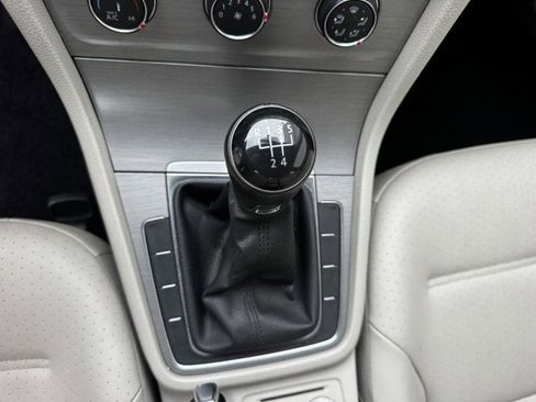 Used 2015 Volkswagen Golf S image 23