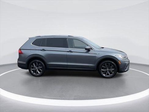 Certified 2022 Volkswagen Tiguan SE w/ Panoramic Sunroof Package AWD/4WD image 9