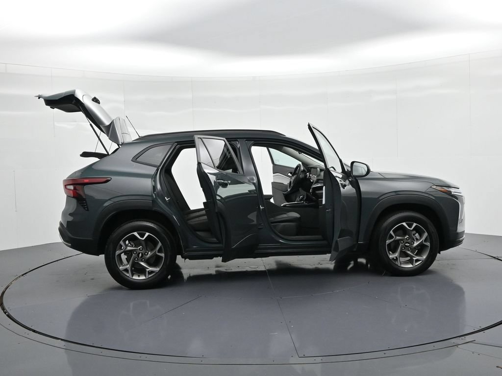 Used 2025 Chevrolet Trax LT FWD image 23