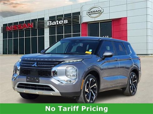 Used 2022 Mitsubishi Outlander SE image 2