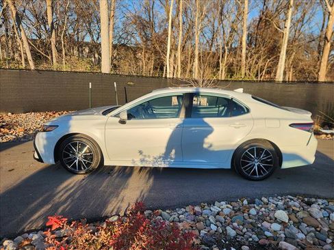 Used 2024 Toyota Camry SE image 2