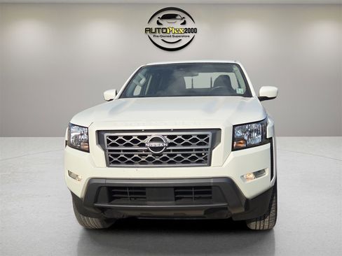 Used 2022 Nissan Frontier SV image 2