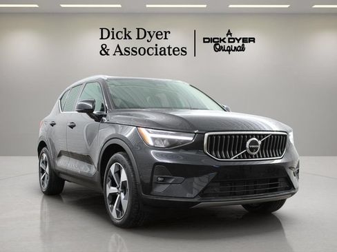Used 2024 Volvo XC40 B5 Plus AWD/4WD image 3
