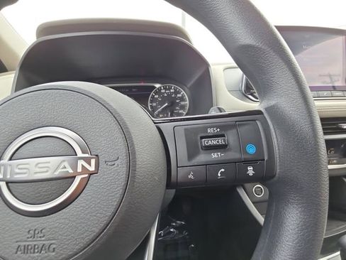 Used 2023 Nissan Rogue SV image 12