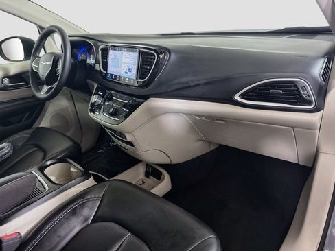 Used 2023 Chrysler Pacifica Touring-L FWD image 30