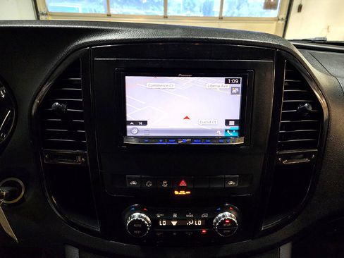 Used 2018 Mercedes-Benz Metris Passenger image 32