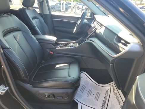 Used 2023 Jeep Grand Cherokee Limited AWD/4WD image 26