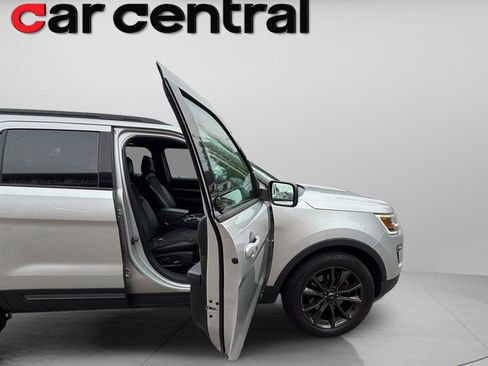 Used 2018 Ford Explorer XLT w/ XLT Appearance Package AWD/4WD image 9