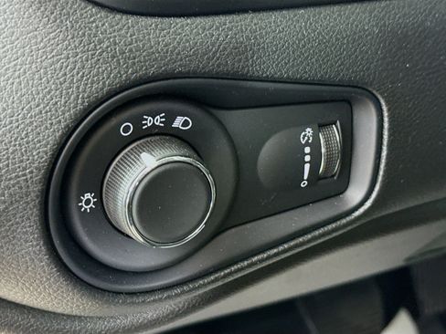 Used 2023 Jeep Renegade Latitude image 9