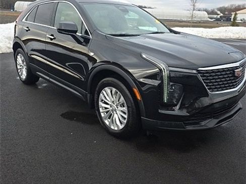 Used 2024 Cadillac XT4 Luxury w/ Cold Weather Package image 3
