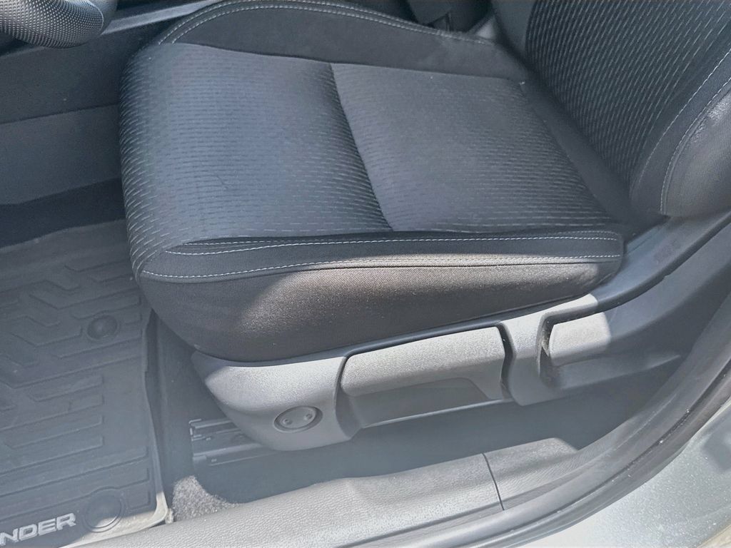 Used 2025 Mitsubishi Outlander ES FWD image 21