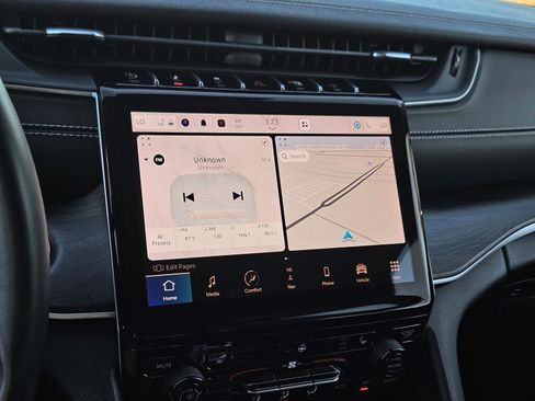 Used 2022 Jeep Grand Cherokee Limited image 19