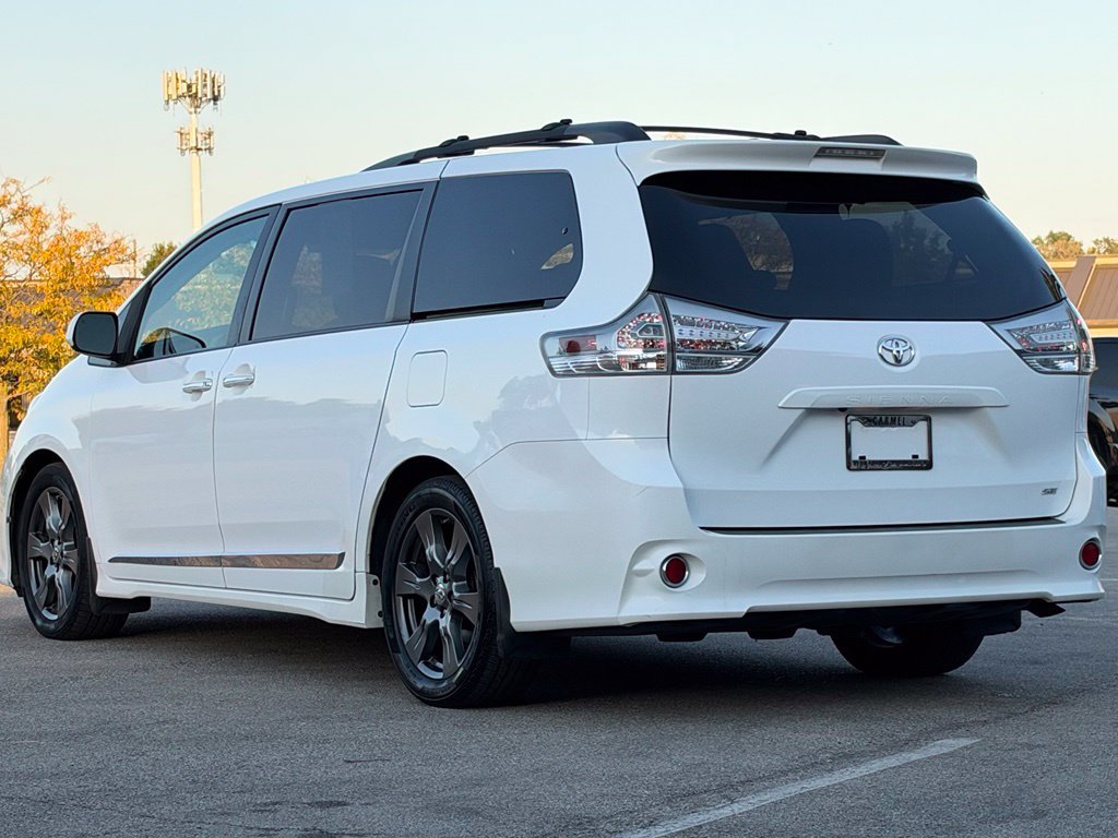 Used 2017 Toyota Sienna SE Premium w/ Outdoor Package FWD image 3