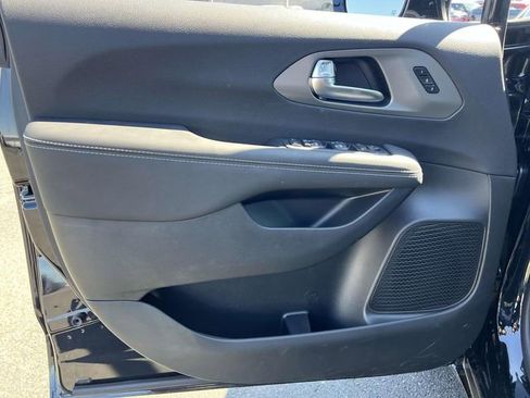 New 2025 Chrysler Pacifica Select FWD image 12