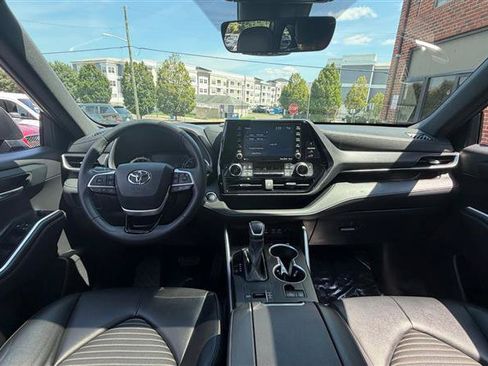 Used 2022 Toyota Highlander XSE FWD image 25