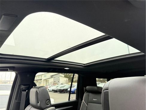 Used 2025 Cadillac Escalade ESV Premium Luxury image 31