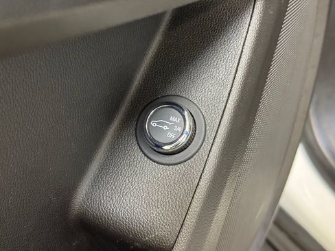 Used 2021 Chevrolet Traverse LT FWD image 11