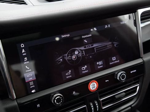 Certified 2025 Porsche Macan image 15