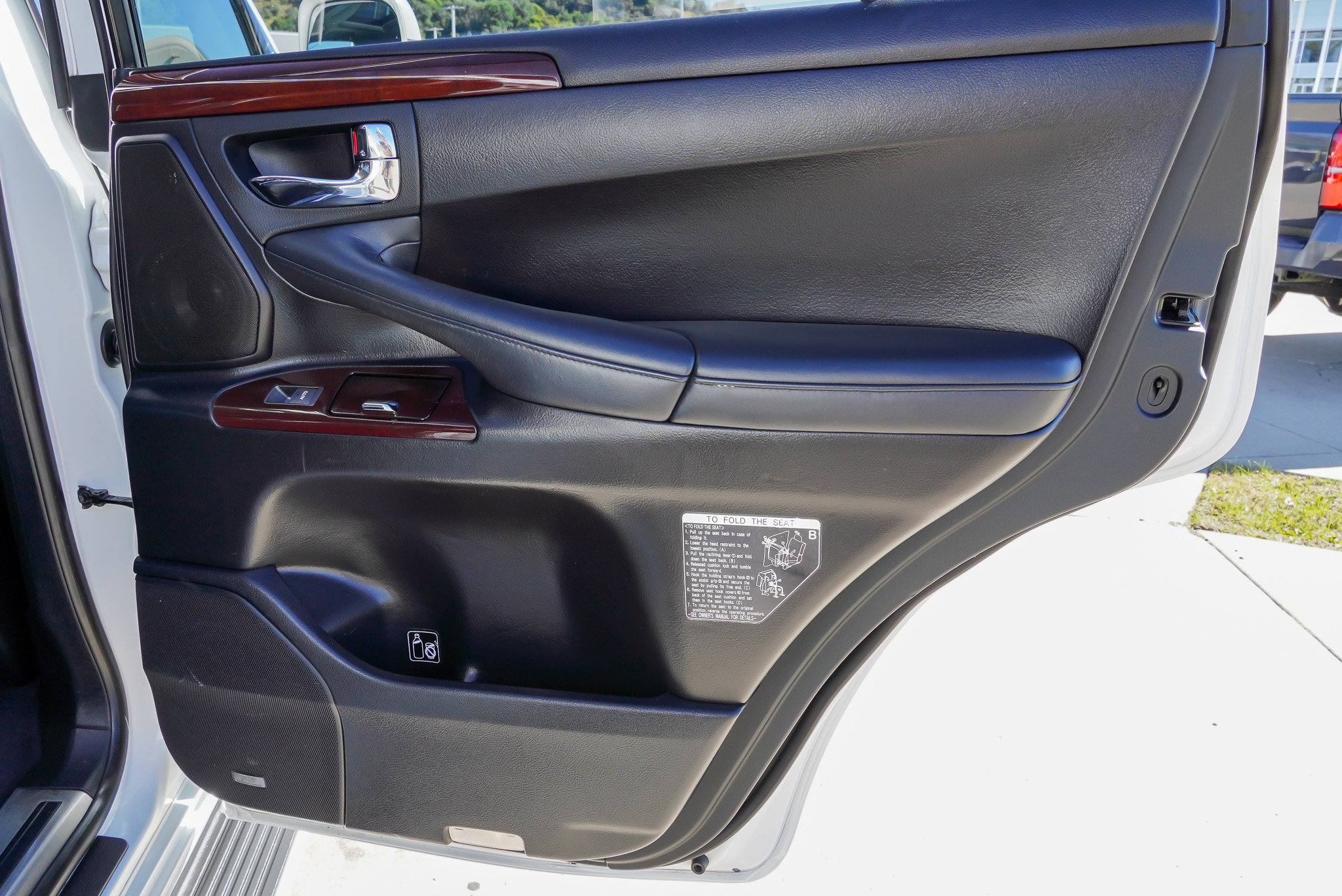 Used 2015 Lexus LX 570 4WD w/ Luxury Package image 38