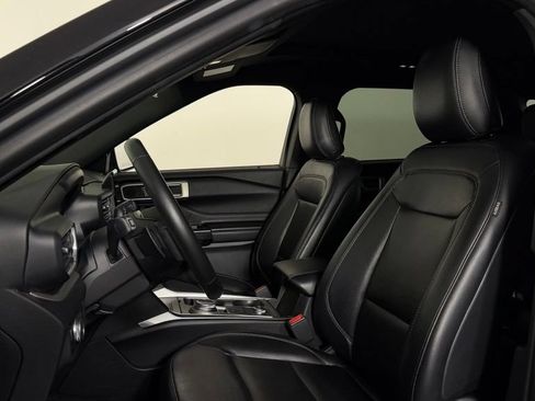Used 2020 Ford Explorer XLT w/ Equipment Group 202A AWD/4WD image 17