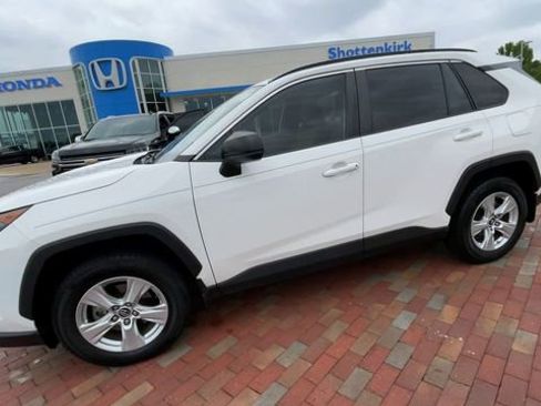 Used 2020 Toyota RAV4 LE FWD image 6