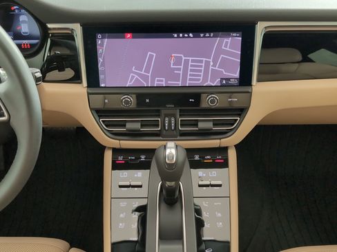 Used 2025 Porsche Macan image 31