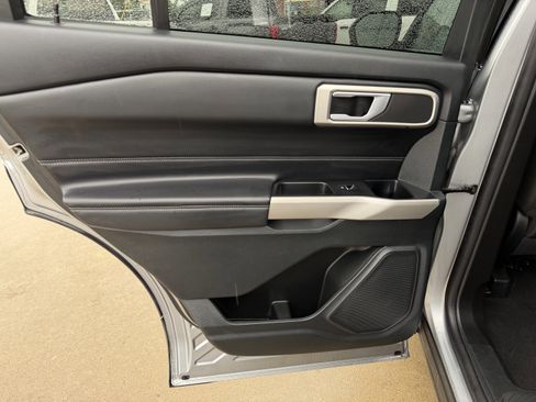 Used 2023 Ford Explorer XLT image 14