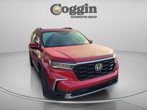 Used 2025 Honda Pilot Touring image 2