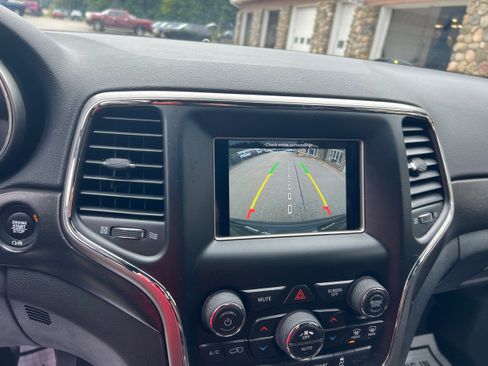 Used 2018 Jeep Grand Cherokee Laredo AWD/4WD image 16