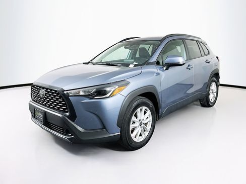 Used 2024 Toyota Corolla Cross LE image 3