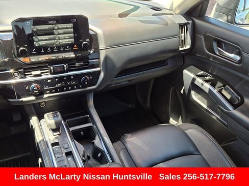 Used 2024 Nissan Pathfinder SL FWD image 17