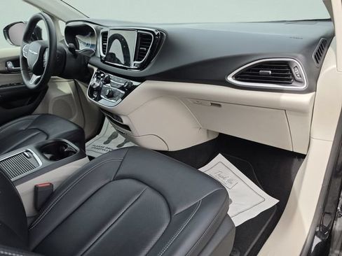 Used 2024 Chrysler Pacifica Touring-L FWD image 17