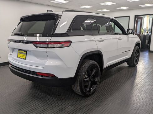 Used 2024 Jeep Grand Cherokee Altitude image 4