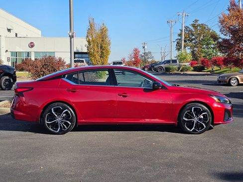 Used 2024 Nissan Altima 2.5 SR w/ SR Premium Package image 5