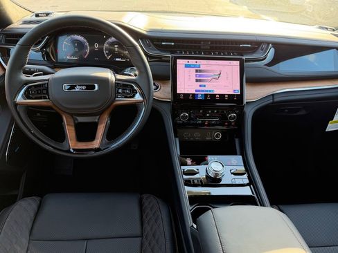 New 2025 Jeep Grand Cherokee Summit image 10