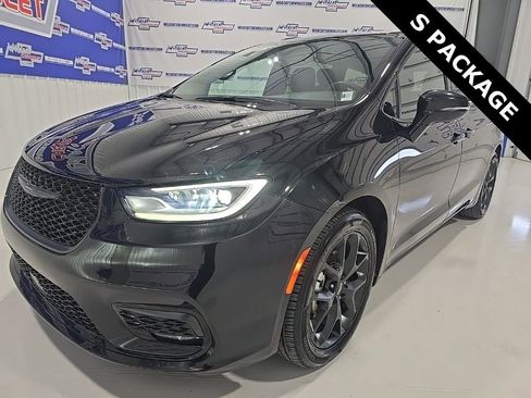 Used 2025 Chrysler Pacifica Limited image 3