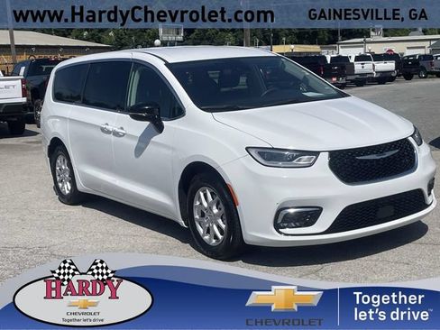 Used 2024 Chrysler Pacifica Touring-L FWD image 1