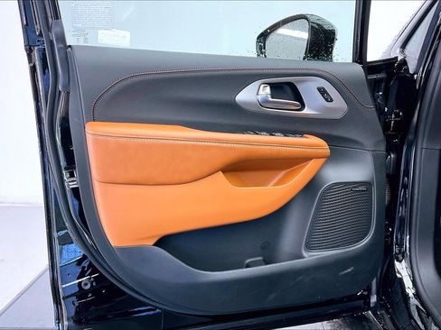 New 2026 Chrysler Pacifica Pinnacle image 12