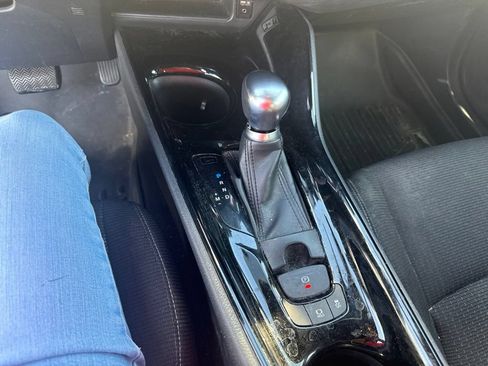 Used 2019 Toyota C-HR XLE FWD image 6