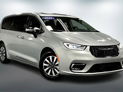 Used 2023 Chrysler Pacifica Limited