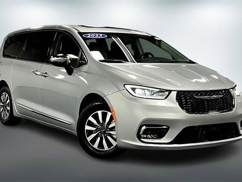 Used 2023 Chrysler Pacifica Limited image 1