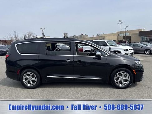 Used 2023 Chrysler Pacifica Limited FWD image 3