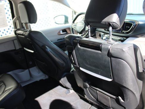 Used 2019 Chrysler Pacifica Touring-L Plus w/ Advanced Safetytec Group image 18