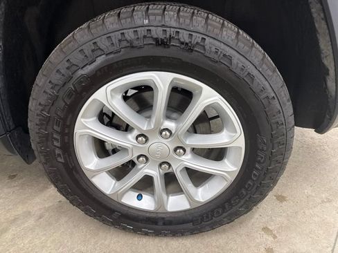 Used 2021 Jeep Grand Cherokee Laredo AWD/4WD image 13
