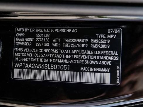 Used 2025 Porsche Macan AWD/4WD image 70