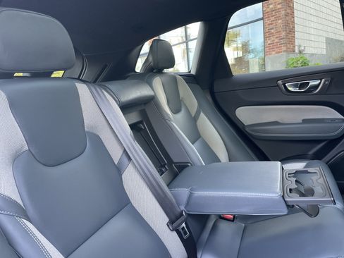 Used 2022 Volvo XC60 B5 R-Design image 22