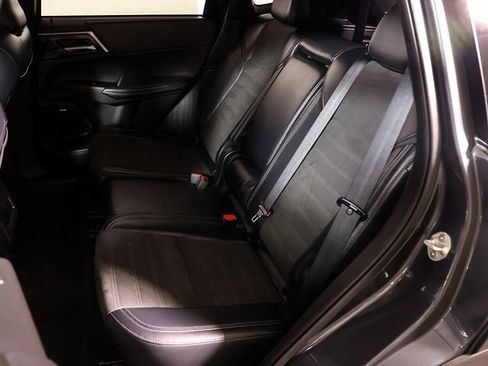 Used 2025 Mitsubishi Outlander SE FWD image 14