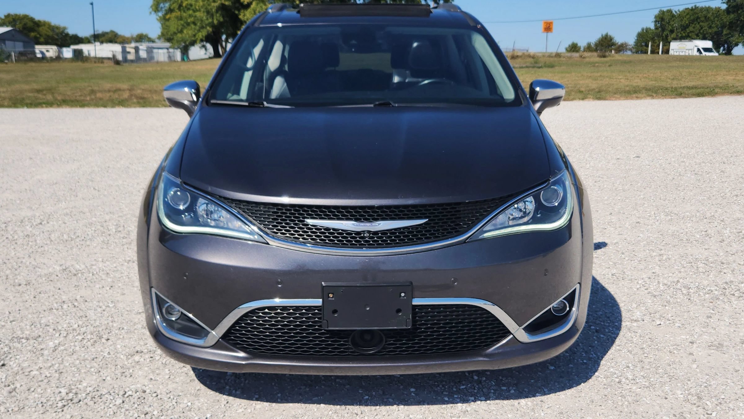 Used 2017 Chrysler Pacifica Limited FWD image 8