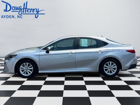 Used 2025 Toyota Camry SE FWD image 2