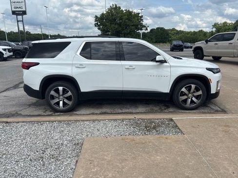 Used 2023 Chevrolet Traverse LT w/ LT Premium Package FWD image 3